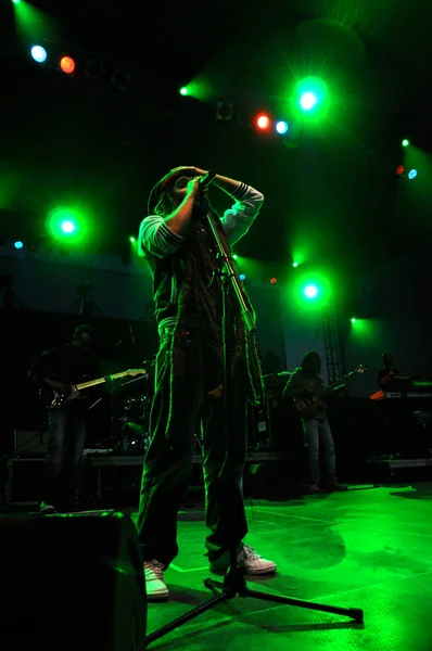 Kunstenaar alborosie uit jamaica voert live op het podium tijdens een concert — Stockfoto