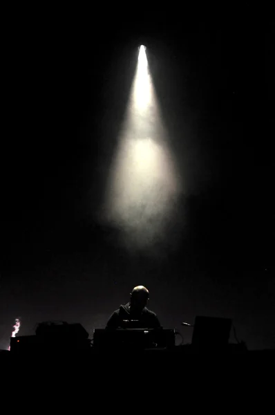 Dj ポール ・ カーク ブレンナー ベルリン, ドイツ、半島、felsziget 音楽祭でライブ ステージ上混合から — ストック写真