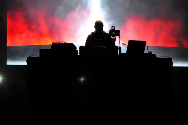 DJ paul kalkbrenner från berlin, Tyskland blanda live på scenen på halvön, felsziget musikfestival — Stockfoto