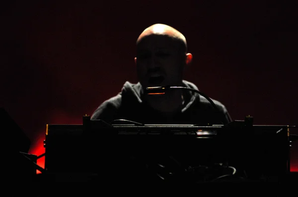 DJ paul kalkbrenner uit Berlijn, Duitsland mengen live op het podium op het schiereiland, felsziget muziekfestival — Stockfoto
