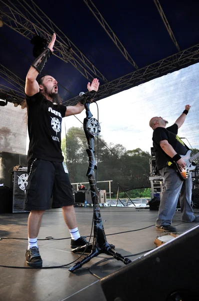 Altar rock, banda de heavy metal realiza en directo un concierto en el escenario — Foto de Stock