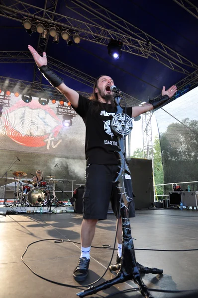 Altar rock, banda de heavy metal realiza en directo un concierto en el escenario — Foto de Stock