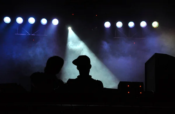 DJ Moro i krooked youthstar feat mc z Wielka Brytania, wykonując koncert — Zdjęcie stockowe
