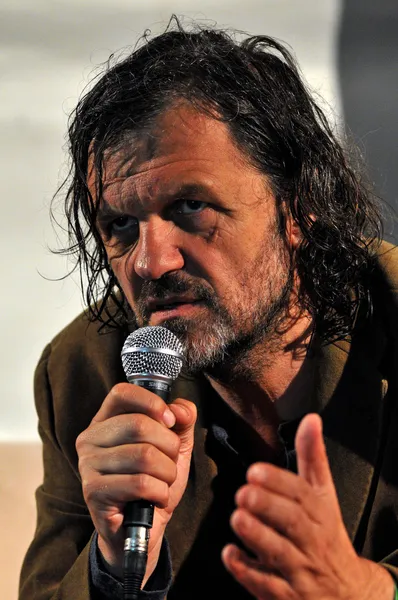 El director de cine y músico serbio Emir Kusturica responde a preguntas durante la conferencia de prensa después de su concierto en vivo — Foto de Stock