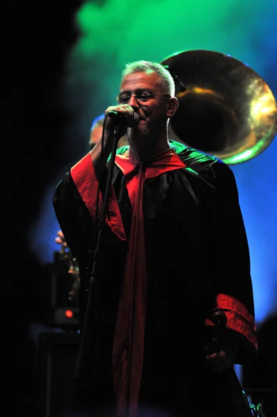 Emir kusturica a žádné kouření orchestr ze Srbska vystupuje živě na pódiu — Stock fotografie