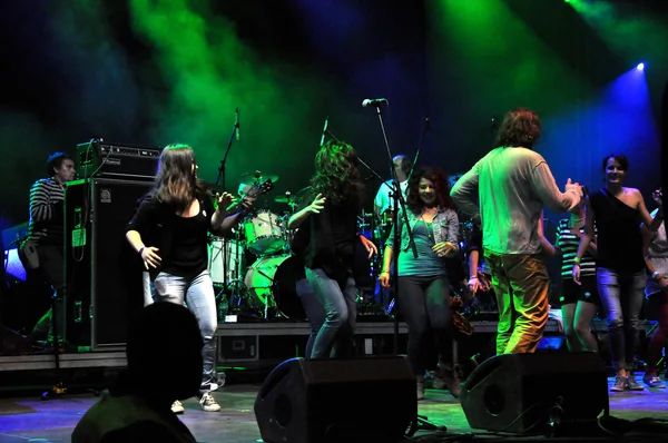 Emir Kusturica and the No Smoking Orchestra from Serbia performs live on the stage — Stock Photo, Image