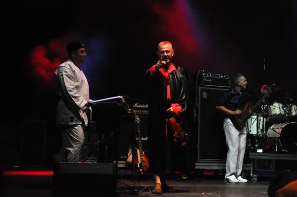 На сцене выступают Эмир Кустурица и группа No Smoking из Сербии — стоковое фото