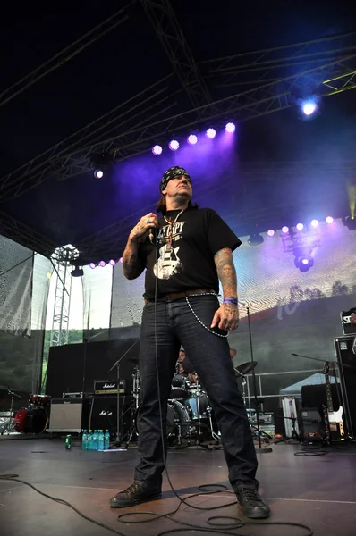 Ganxsta zolee hip-hop rapper voert live op het podium — Stockfoto