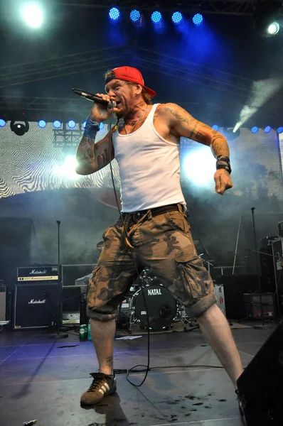 Ganxsta Zolee rapper hip-hop si esibisce dal vivo sul palco — Foto Stock