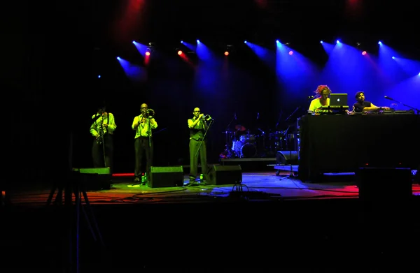 Het zoete leven samenleving band uit Italië presteert live op het podium tijdens een concert — Stockfoto