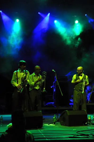 Het zoete leven samenleving band uit Italië presteert live op het podium tijdens een concert — Stockfoto