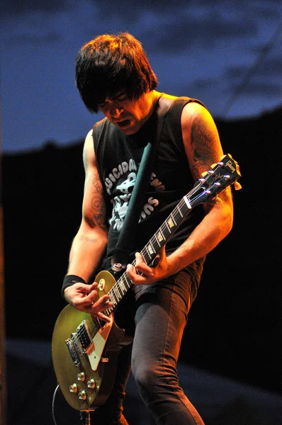 Marky Ramone punk drummer and his band performs ive on the stage during a rock concert — Stock Photo, Image