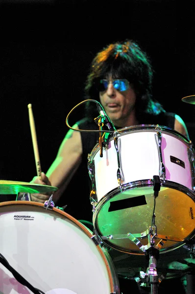 Marky ramone punk drummer en zijn band presteert ive op het podium tijdens een rockconcert — Stockfoto