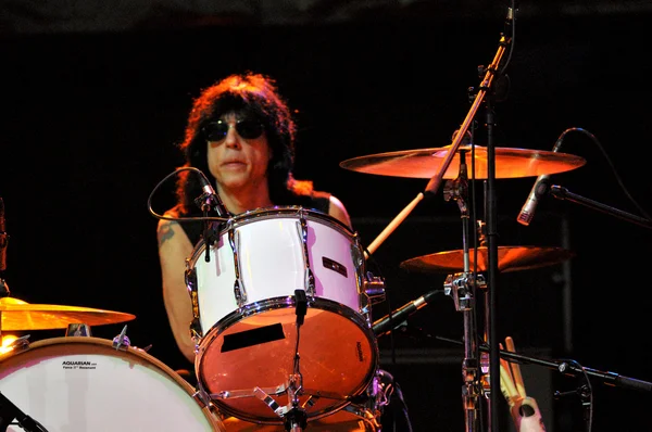 Панк-барабанщик Марки Рамон и его группа выступают на сцене во время рок-концерта — стоковое фото