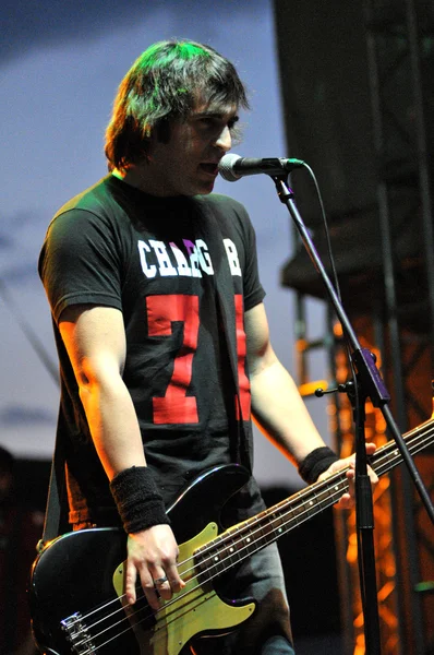 Marky Ramone baterista punk y su banda realiza ive en el escenario durante un concierto de rock — Foto de Stock