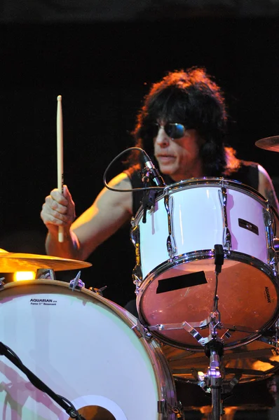 Marky Ramone batterista punk e la sua band si esibisce sul palco durante un concerto rock — Foto Stock