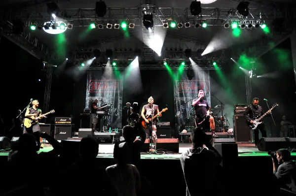 P ska punk rock skaband från Spanien utför live på scenen — Stockfoto