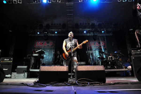 P ska punk rock skaband från Spanien utför live på scenen — Stockfoto