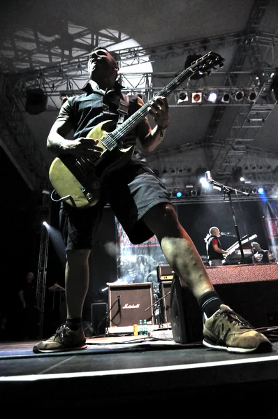 P ska punk rock skaband från Spanien utför live på scenen — Stockfoto