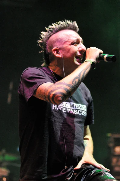 Испанская панк-рок группа Ska P выступает на сцене вживую — стоковое фото