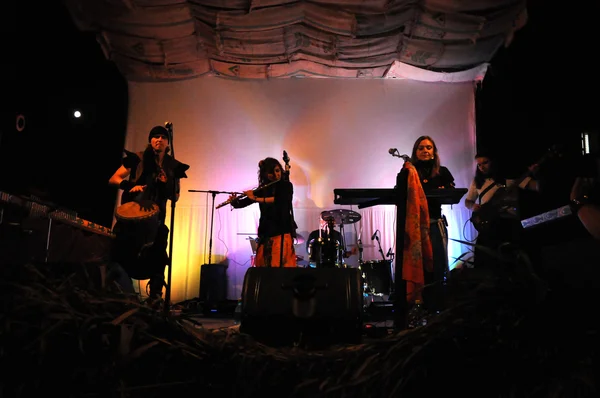 Modiwo, de eerste wereld muziekband uit Roemenië voert live op het podium — Stockfoto