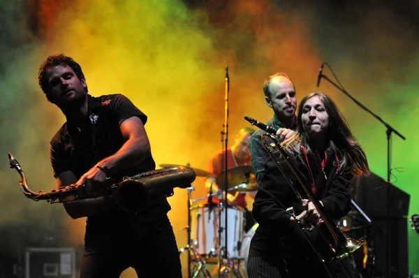 Zespół rotfront z Berlina koncertuje na żywo na scenie — Zdjęcie stockowe