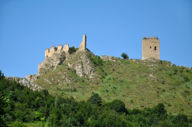 Ortaçağ Kalesi üzerinde kayalık bir yükseklik Transylvania'da, Romanya