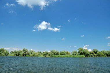 Tuna Deltası ile bataklık bitki örtüsü ve longozun su kanalı