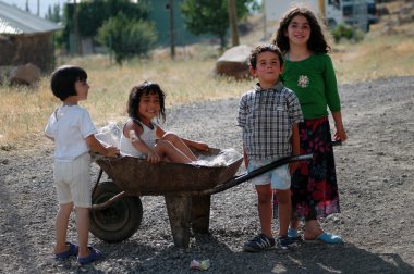 Kürt çocuklar köyde oyun