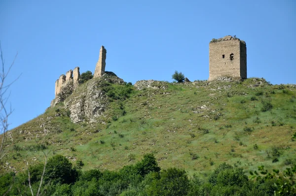 Fortezza medievale su un'altezza rocciosa in Transilvania, Romania — Foto Stock