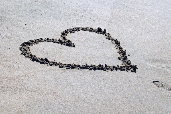 Coração desenhado na areia da praia — Fotografia de Stock