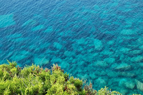 Bella chiara, acqua di mare turchese, ideale per lo sfondo — Foto Stock