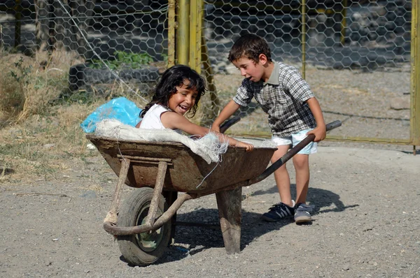 Koerdische kinderen spelen in het dorp — Stockfoto