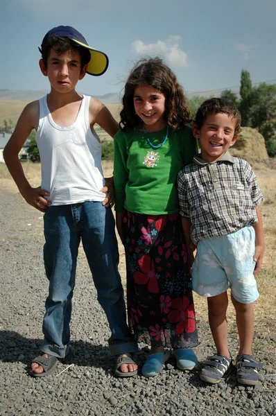 Crianças curdas brincando na aldeia — Fotografia de Stock