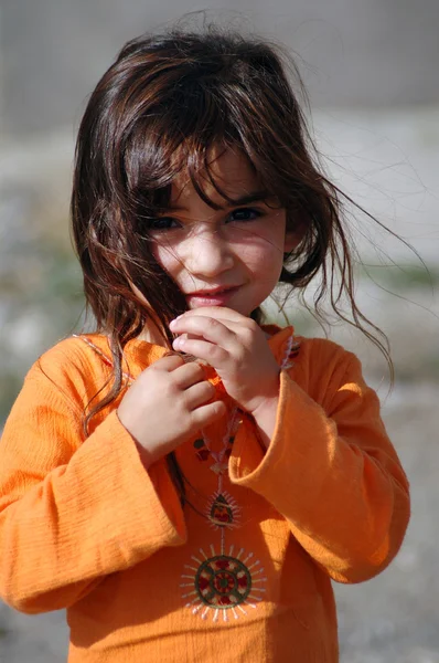 Kurdische Kinder spielen im Dorf — Stockfoto