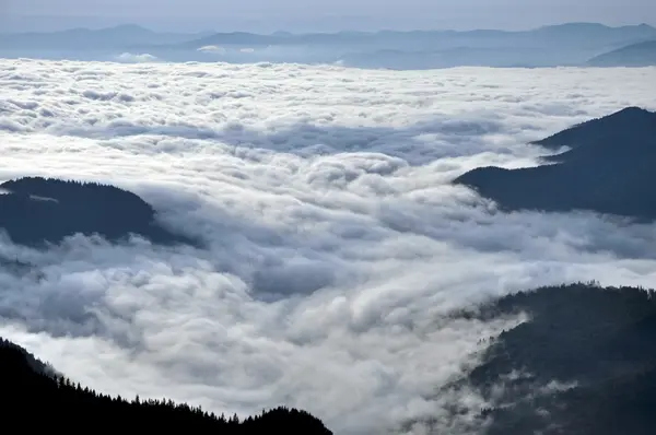 Górski krajobraz z chmury powyżej. Ceahlau góry, Rumunia — Zdjęcie stockowe