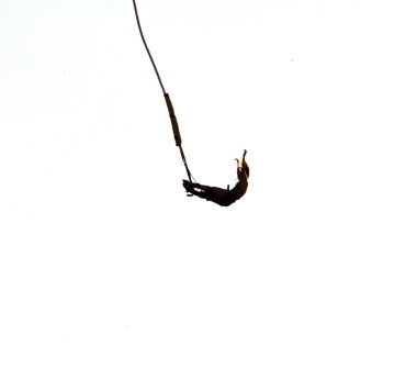 Beyaz arka plan üzerinde izole bungee jumping kadın silüeti