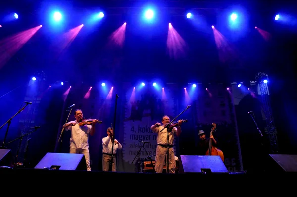 Csik Band con sus invitados, Hobo y Lovasi Andras realizan un concierto en vivo en la Plaza Principal de Cluj en los Días Húngaros de la Ciudad — Foto de Stock