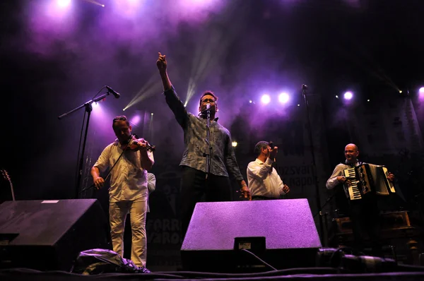 Csik Band con sus invitados, Hobo y Lovasi Andras realizan un concierto en vivo en la Plaza Principal de Cluj en los Días Húngaros de la Ciudad — Foto de Stock