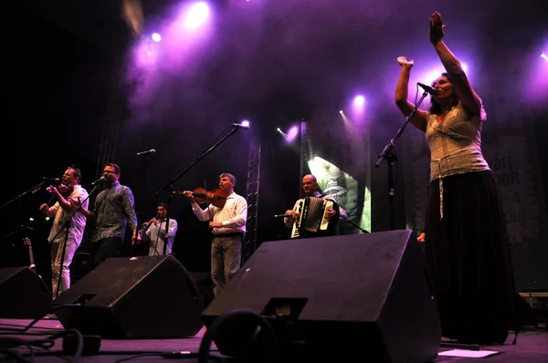 Banda Csik com os convidados, Hobo e Lovasi Andras realiza um concerto ao vivo na Praça Principal do Cluj nos Dias Húngaros da Cidade — Fotografia de Stock