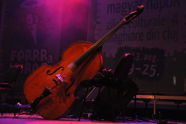 Gitara basowa Contra na scenie — Zdjęcie stockowe