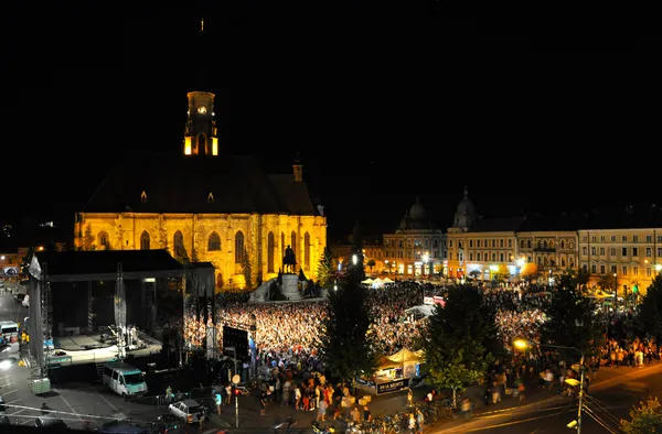 Pohled na hlavní náměstí plné lidí během koncertu cluj — Stock fotografie