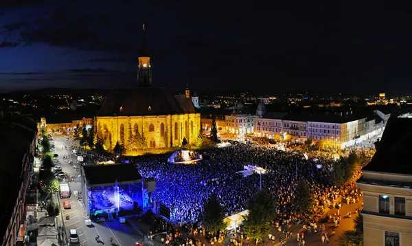 canlı konser sırasında kalabalık kare üzerinde