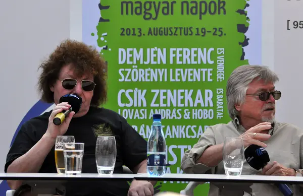 Conferencia de prensa con el compositor y músico húngaro Szorenyi Levente y Demjen Ferenc — Foto de Stock