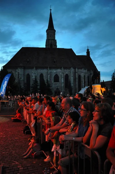 Kunstenaar zoran en zijn band uit Hongarije presteert op het hoofdplein van cluj op de Hongaarse dagen van de stad — Stockfoto