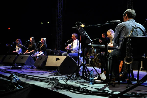 L'artista Zoran e la sua band dall'Ungheria si esibiscono nella piazza principale di Cluj ai giorni ungheresi della città — Foto Stock