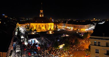on binlerce insan, kalabalık şehrin ana Meydanı bir canlı konser sırasında akşam
