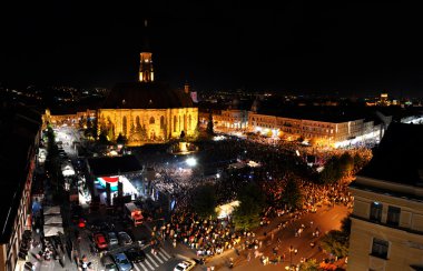 on binlerce insan, kalabalık şehrin ana Meydanı bir canlı konser sırasında akşam