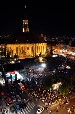 on binlerce insan, kalabalık şehrin ana Meydanı bir canlı konser sırasında akşam