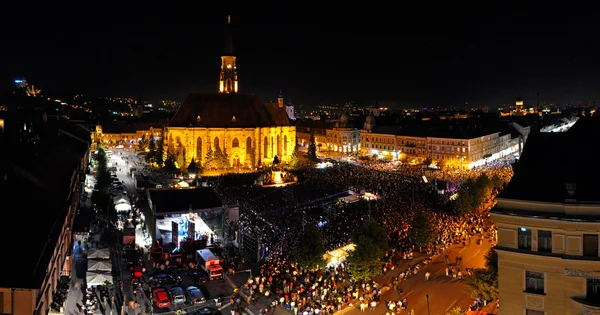 Deset tisíc lidí, dav na hlavní městské náměstí na večer, během živého koncertu — Stock fotografie